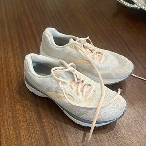 Size 7 Women’s Brooks
